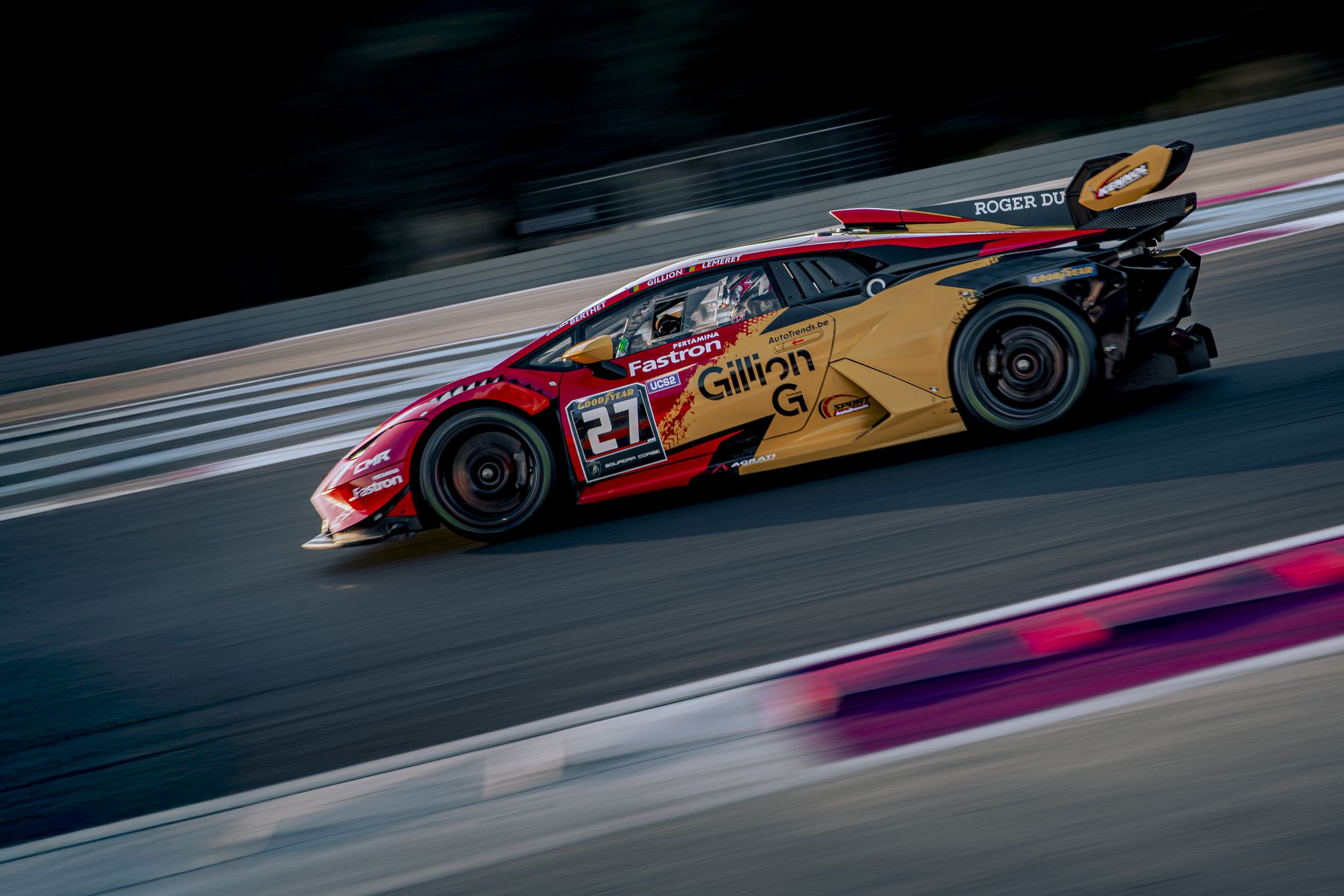 Voiture de course GT en plein virage sur circuit