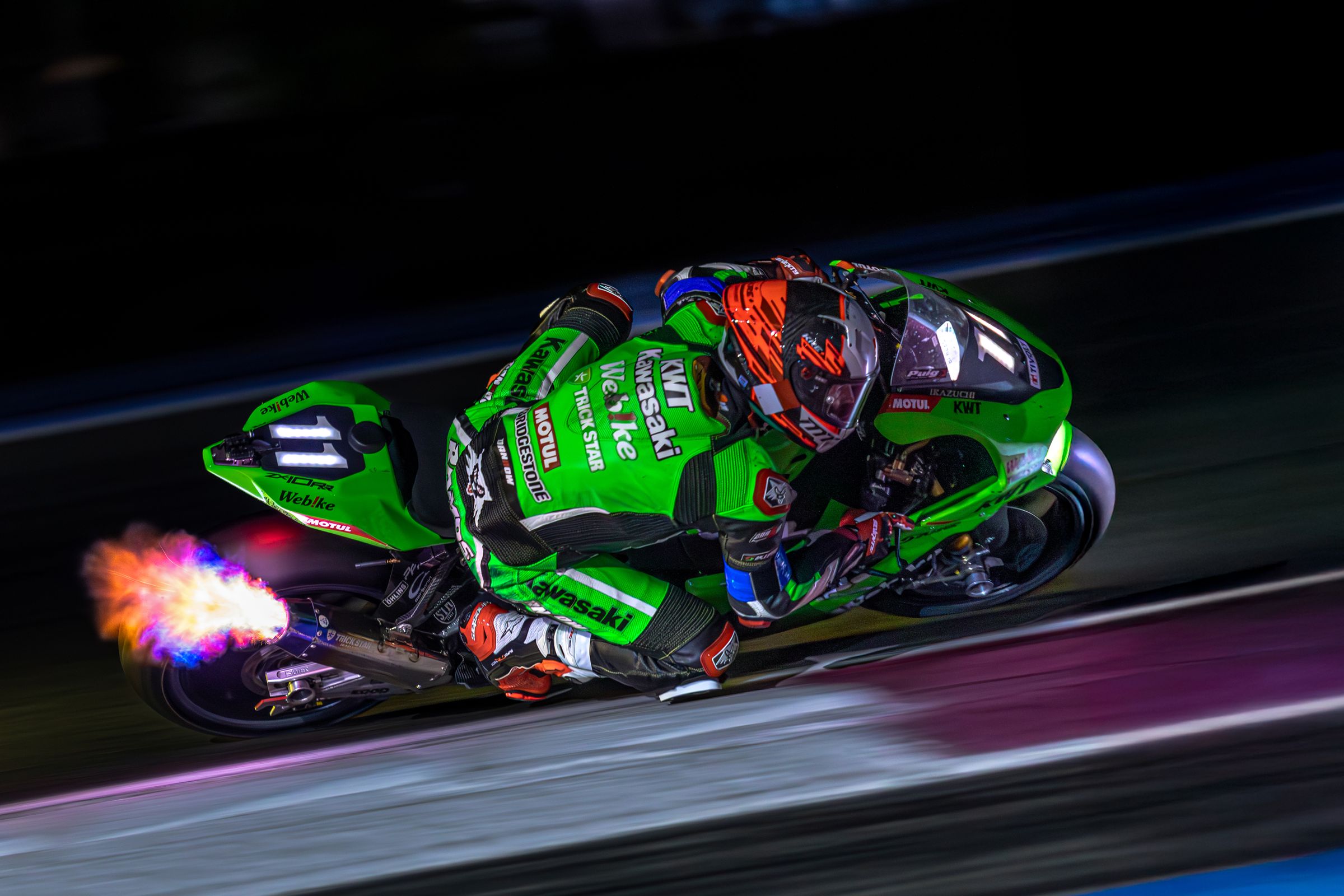 Moto de vitesse en angle prononcé avec flamme d'échappement