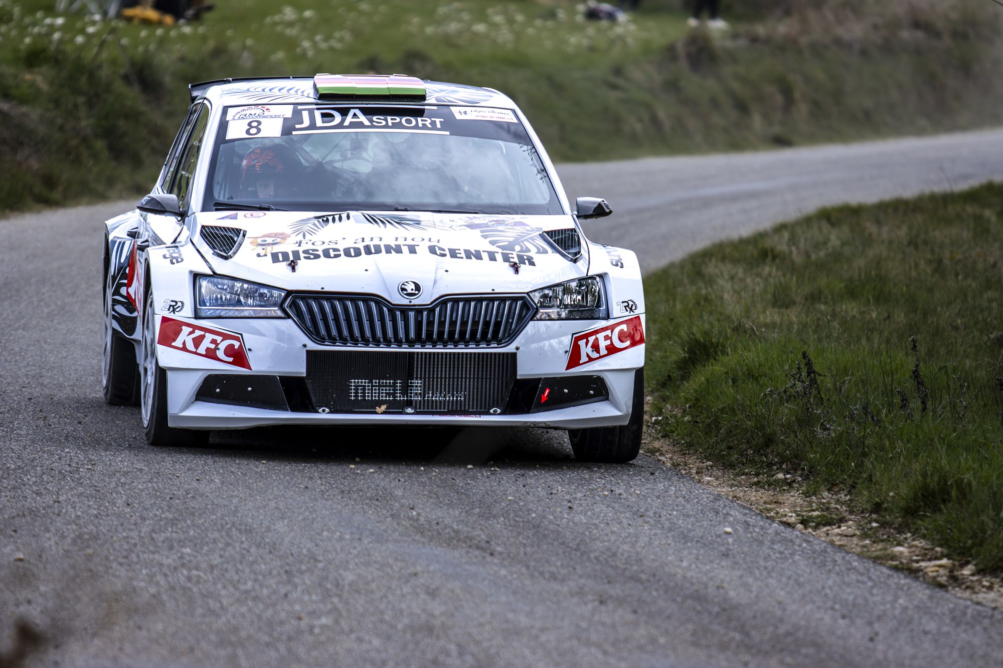 Voiture de rallye sur route de campagne